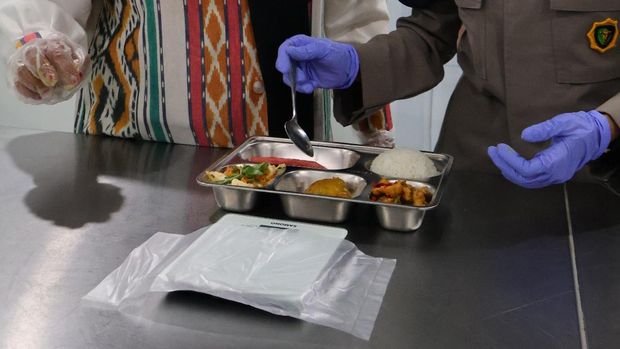 biddokkes-polda-jateng-memeriksa-food-safety-sajian-mbg-di-sppg-polri-polda-jateng-di-rusun-polri-rejomulyo-kota-semarang-rabu-1758094747000_169